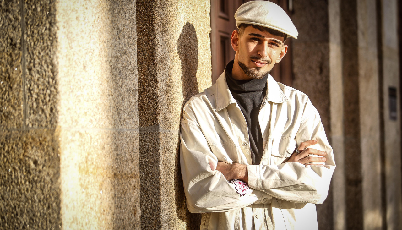 Gabriel Fandi, junto al teatro Colón
