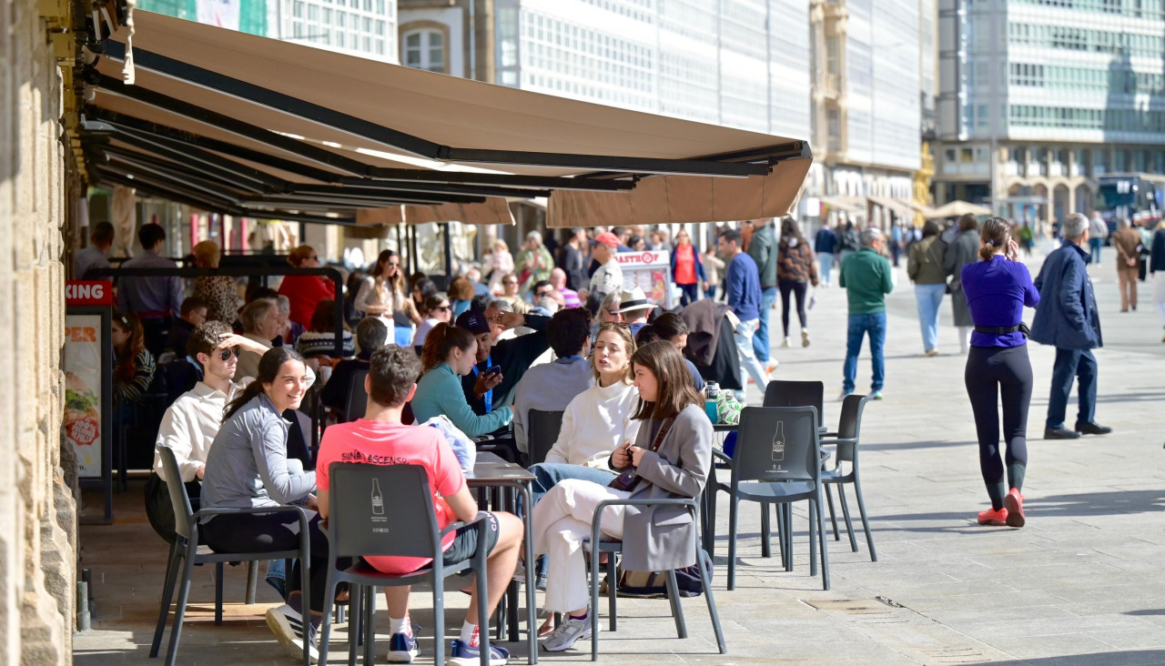 Gente disfrutando del sol en las terrazas de la Marina