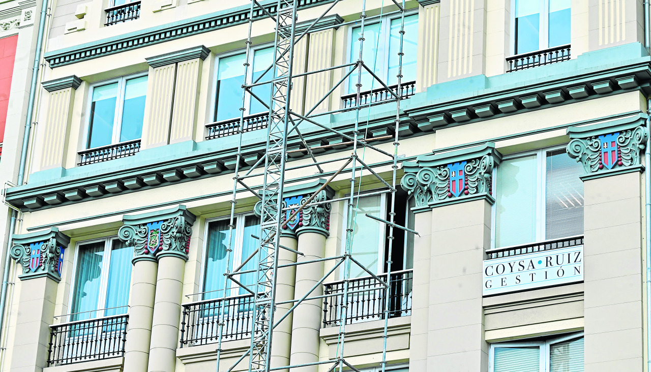 Zona en donde están ubicados los escudos, en la fachada del edificio del Cantón Pequeño