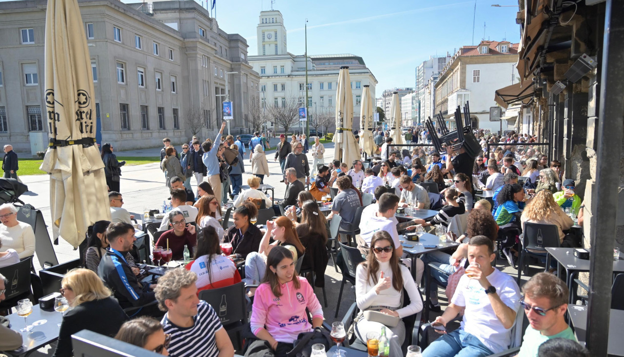 Gente disfrutando del sol en las terrazas de la Marina