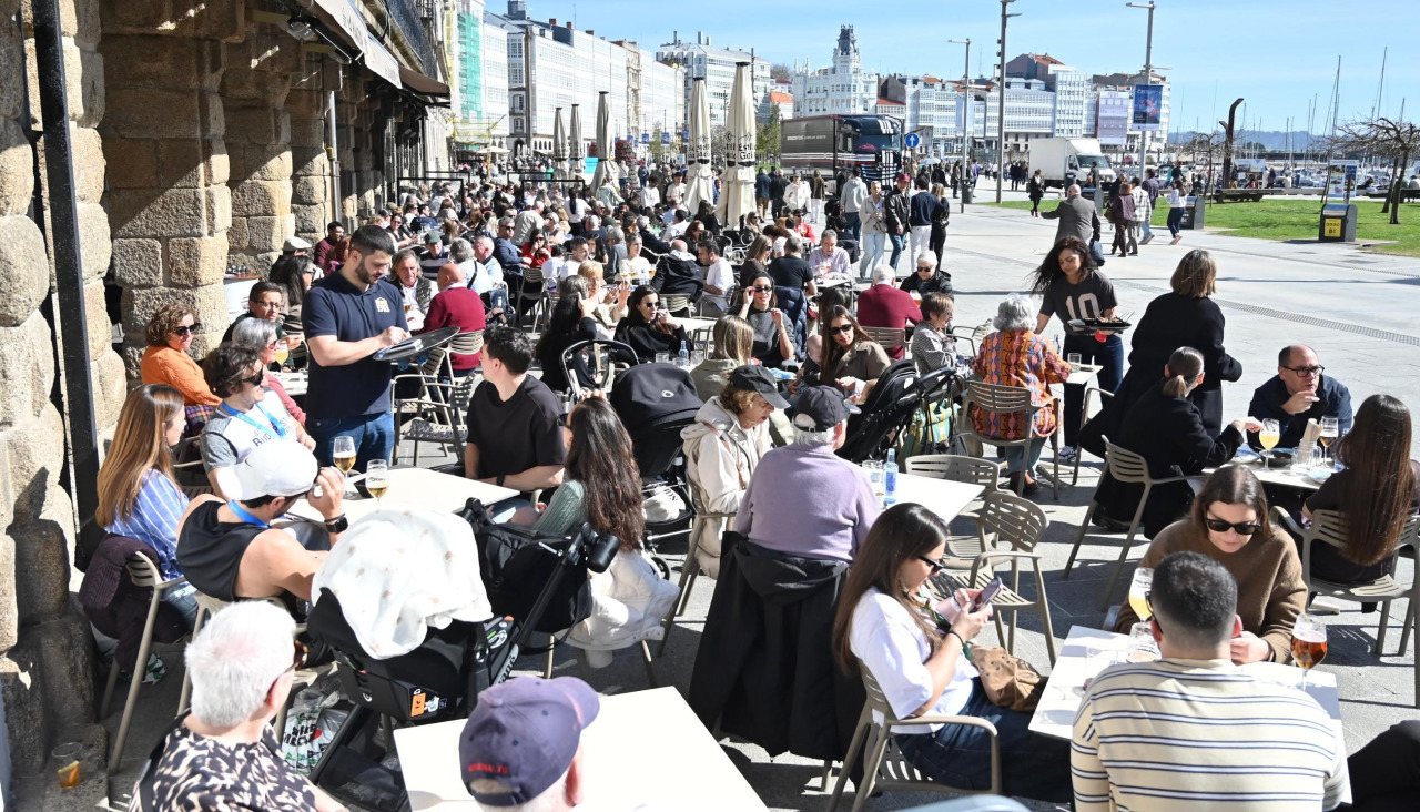 Gente disfrutando del sol en las terrazas de la Marina