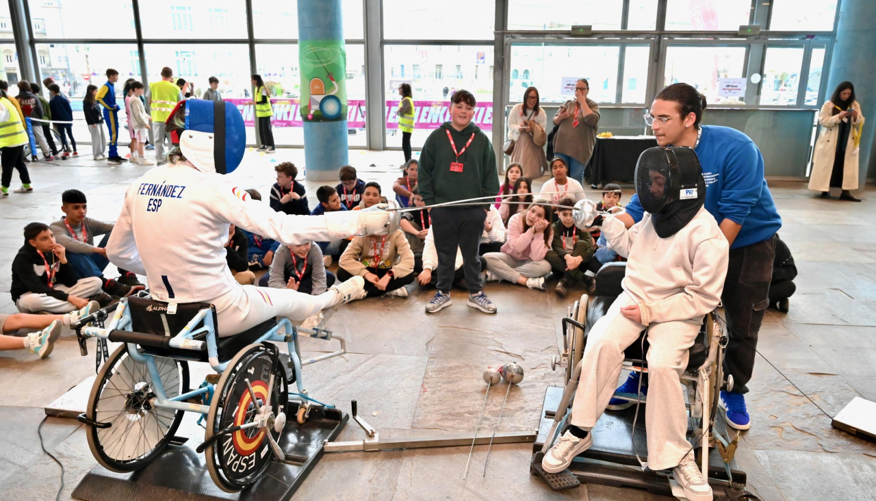 Varios niños esta mañana en Palexco durante la actividad de esgrima