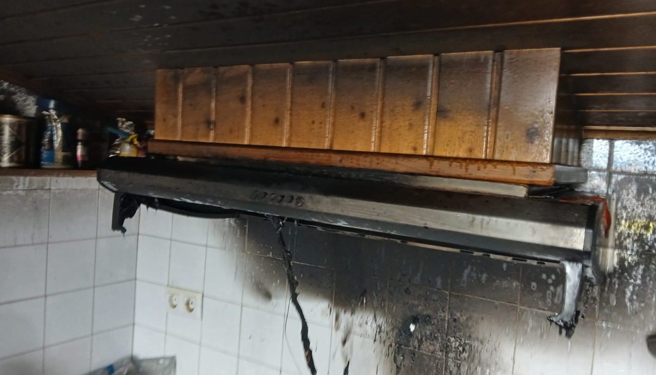El fuego calcinó por completo la campana extractora