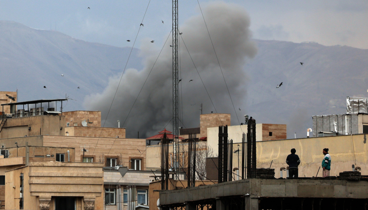 Dos personas ven elevarse el humo ayer en la ciudad de TeheránTEHRAN (IRAN (Islamic Republic Of)), 02/03/2026.- People watch as smoke rises in central Tehran after an airstrike in Tehran, Iran, 02 March 2026. A joint Israeli and US military operation continues to target multiple locations across Iran since the early hours of 28 February 2026. (Teherán) EFE/EPA/ABEDIN TAHERKENAREH