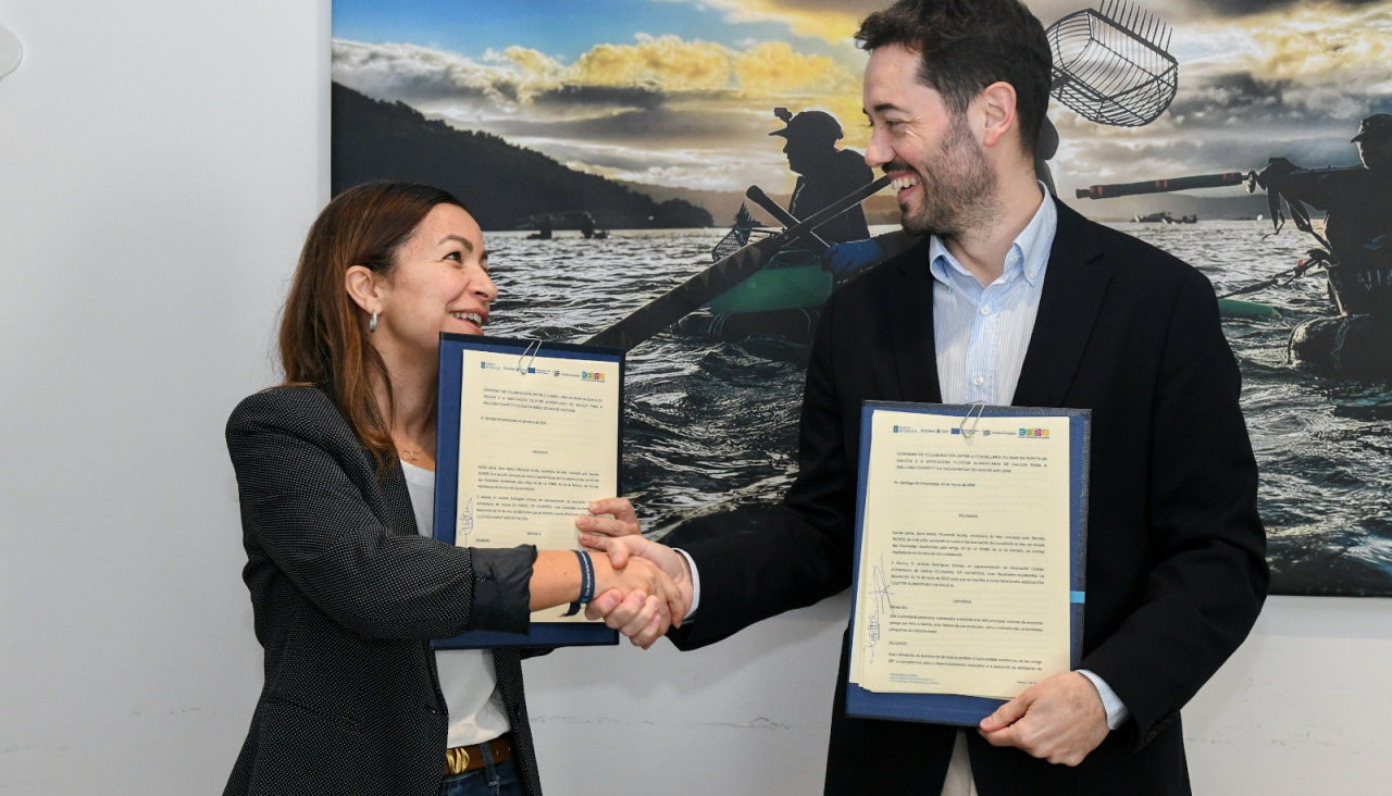 Marta Villaverde firma el convenio con Clusaga