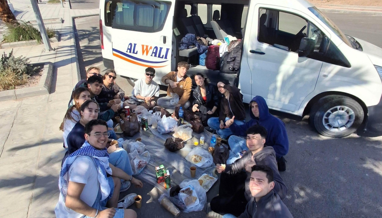 El grupo de estudiantes en Jordania a la espera de coger un ferri a Egipto