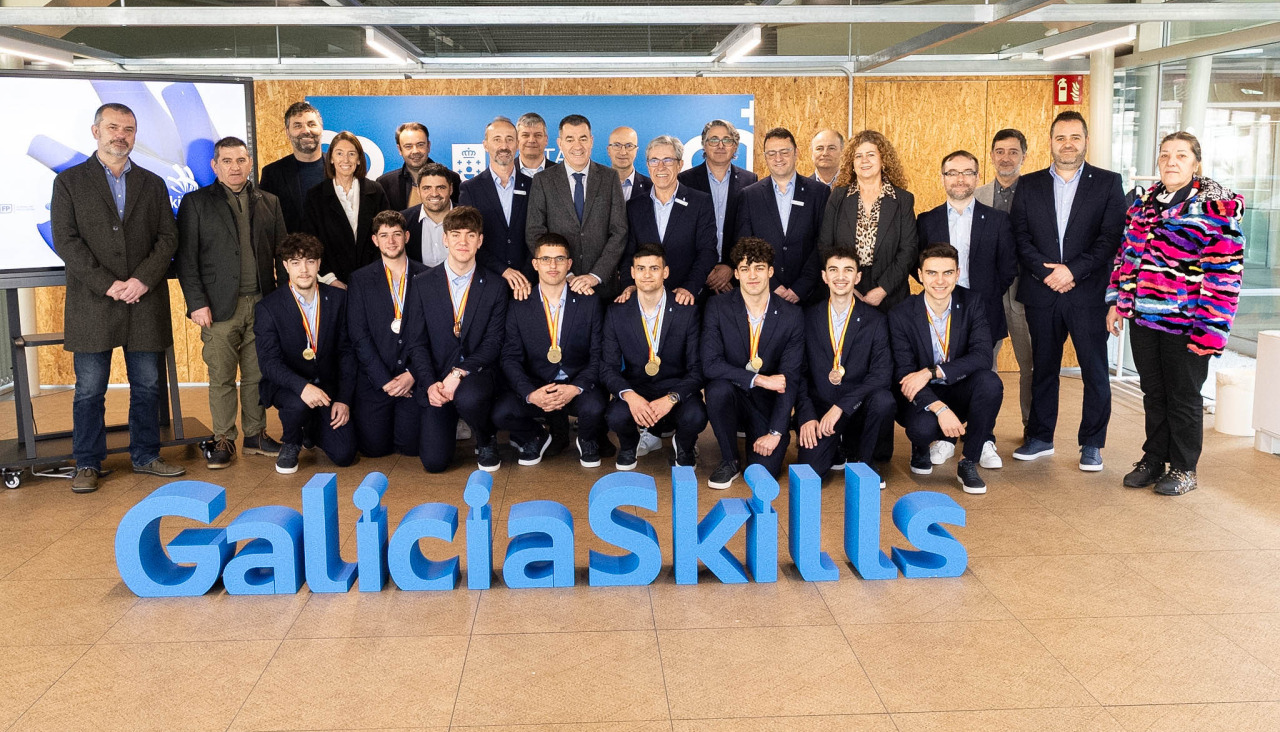 El conselleiro de Educación, Ciencia, Universidades e FP, Román Rodríguez recibió a los ganadores de los certámenes de FP