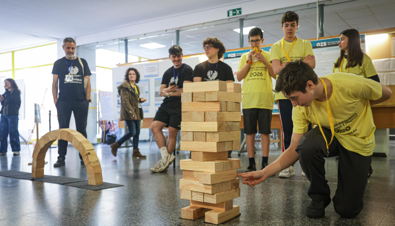 Varios alumnos, esta mañana, durante la actividad del jenga