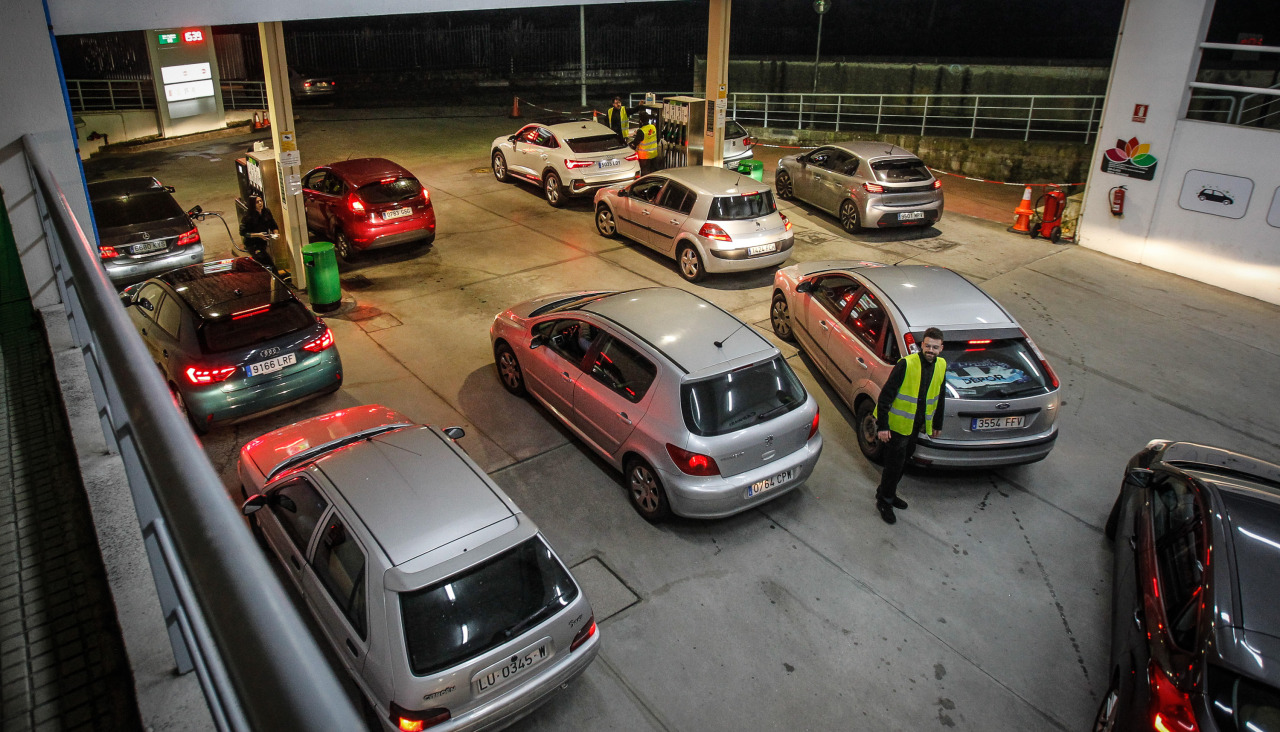Colas para repostar en una gasolinera de A CoruñaColas en las gasolineras (carbugal en carrefour) debido al ataque sobre Irán