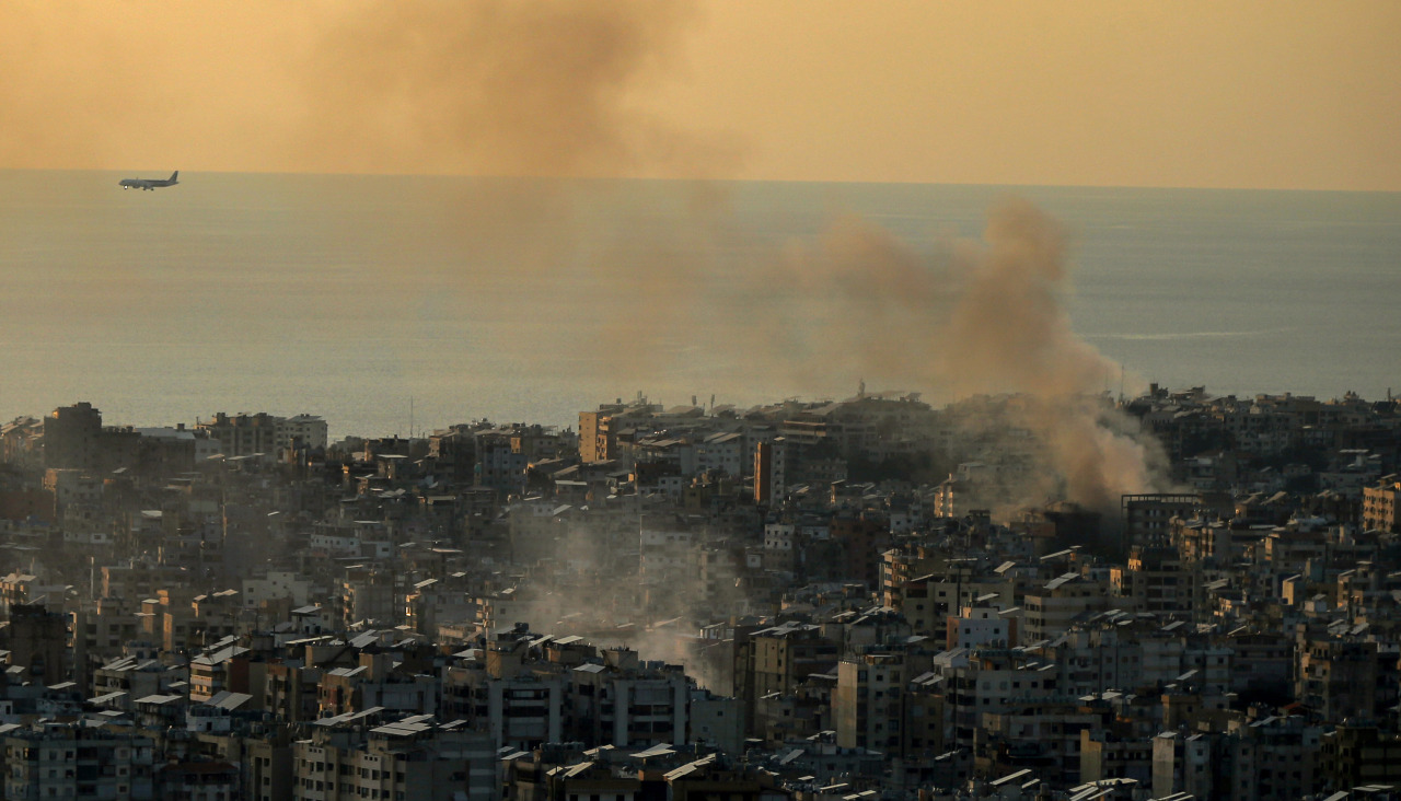 Un avión sobrevuela Beirut03/03/2026 ONLY FOR USE IN SPAIN