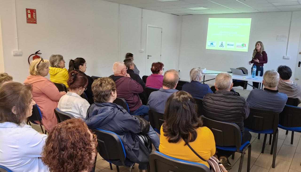 PAsociación de parkinson de A Coruña durante una charla