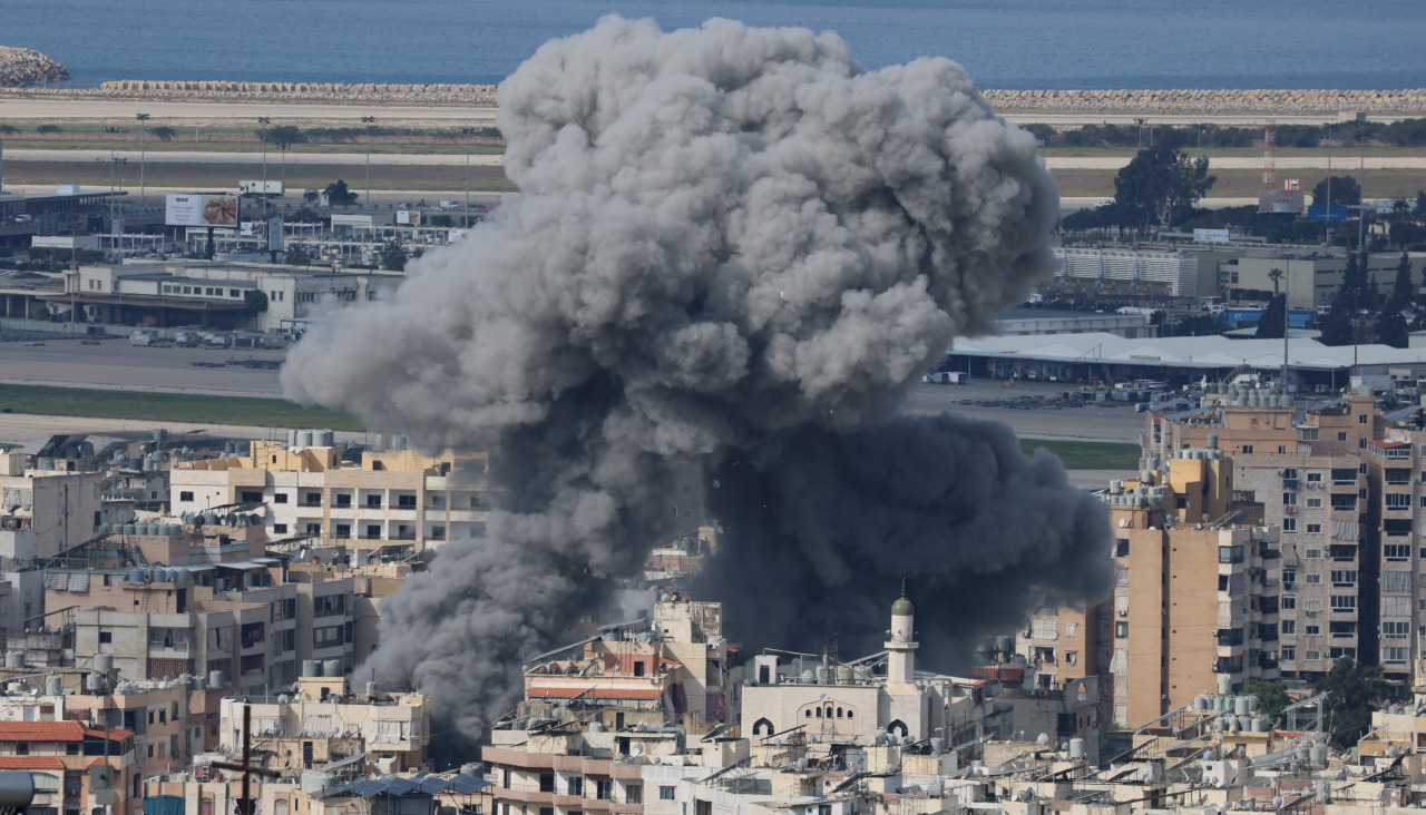 Columnas de humo se alzan tras un ataque aéreo israelí en el Líbano