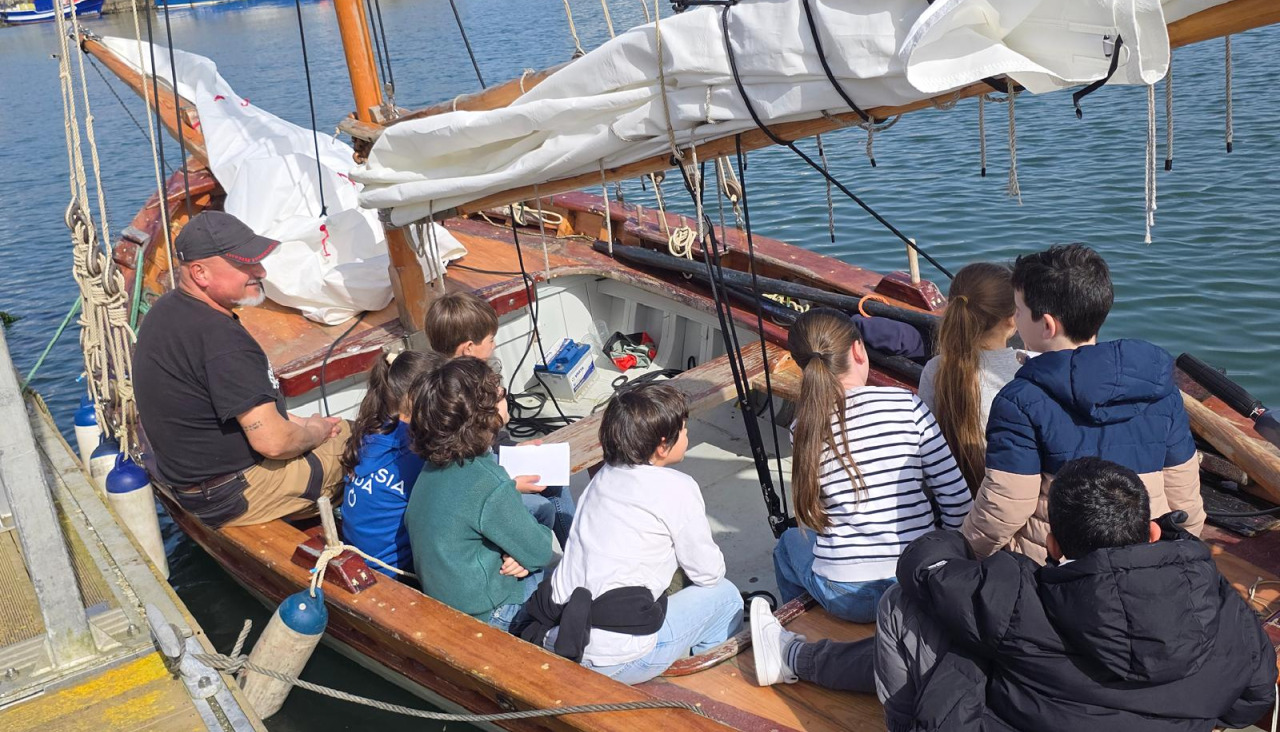 Alumnos de Sada, en una embarcación tradicional