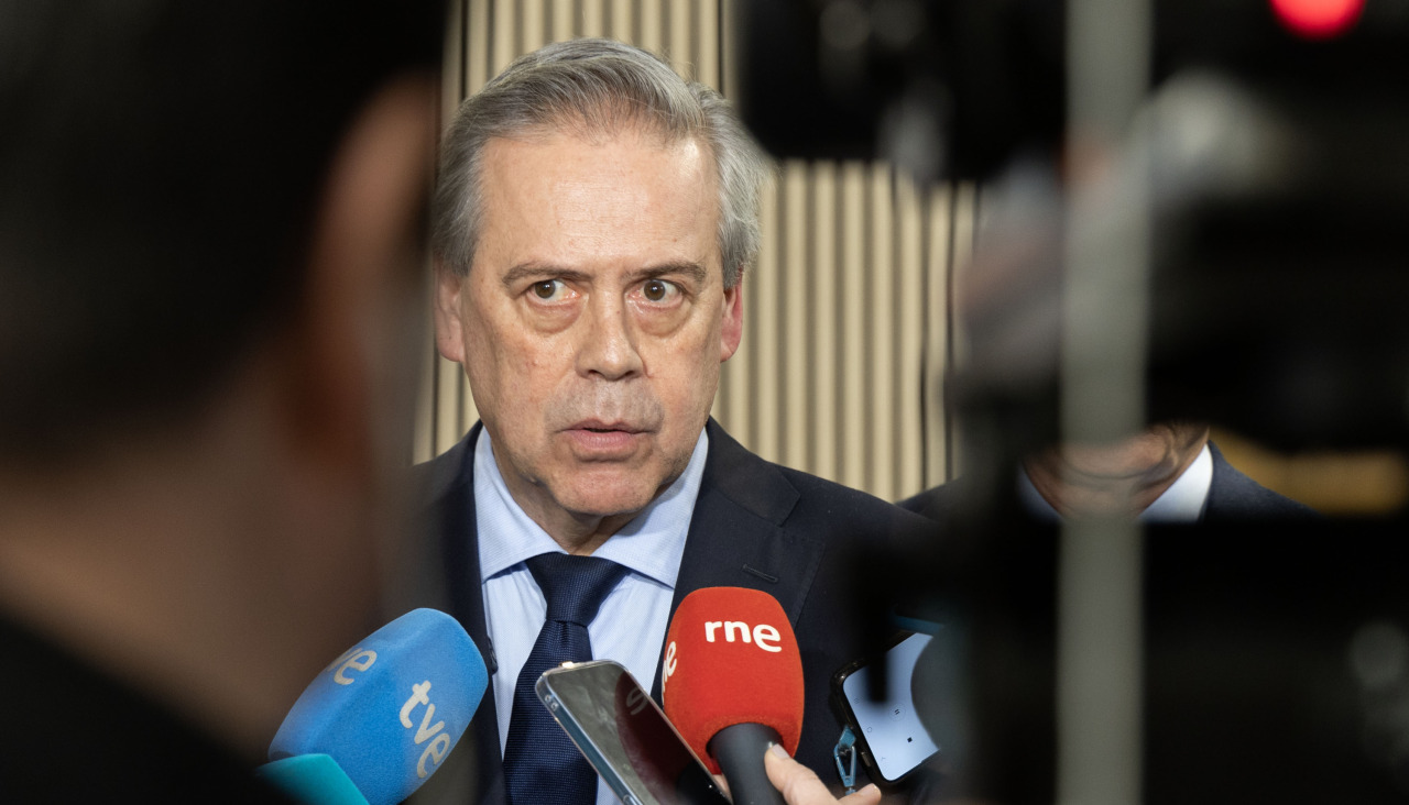 O conselleiro de Sanidade atende aos medios durante un acto onte en Vigo