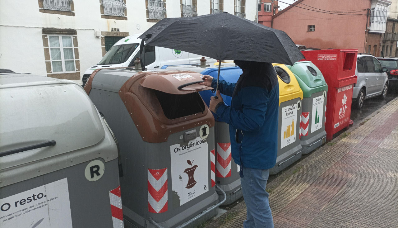 Un usuario arroja basura en un contenedor digital en Arteixo
