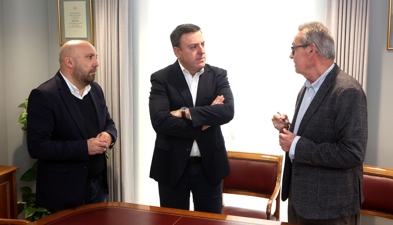 Un momento de la firma del convenio con Adaceco