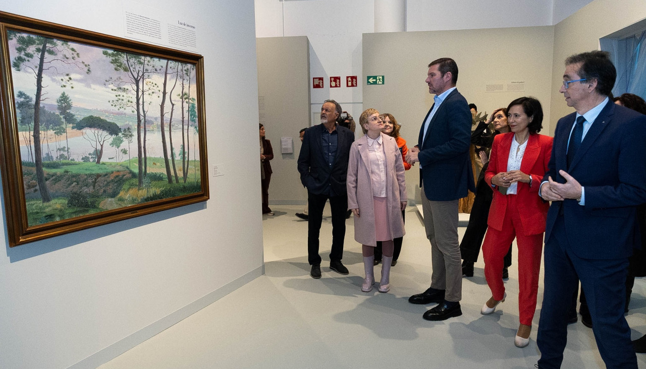 El conselleiro de Cultura, José López Campos, viendo ‘Luz de inverno’ de Abelenda