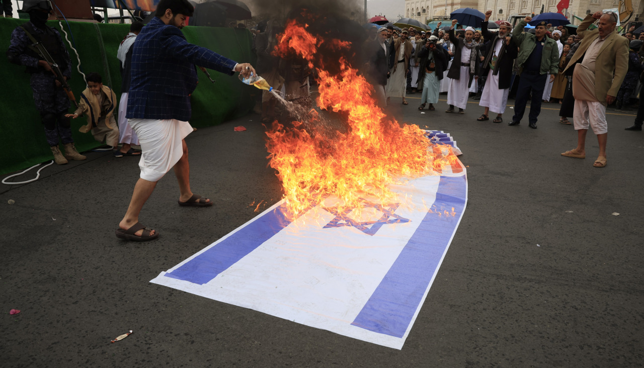 Hutíes queman una bandera de Israel y otra de EEUU