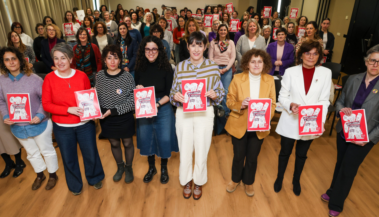 La portavoz nacional del BNG, Ana Pontón junto a alcaldesas y ediles de su formación