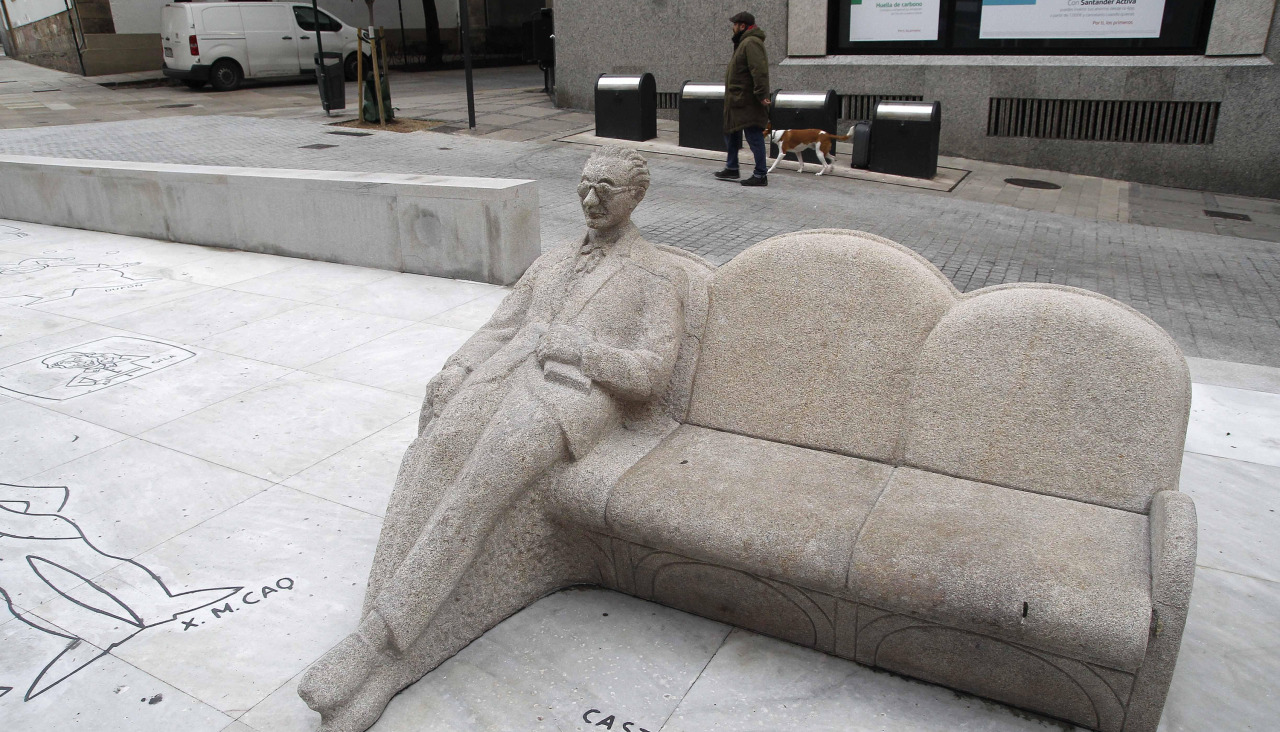 Castelao se sienta en la plaza del Humor