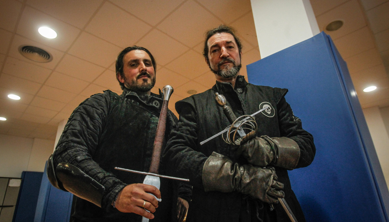 Varela y Puey posan con sus espadas