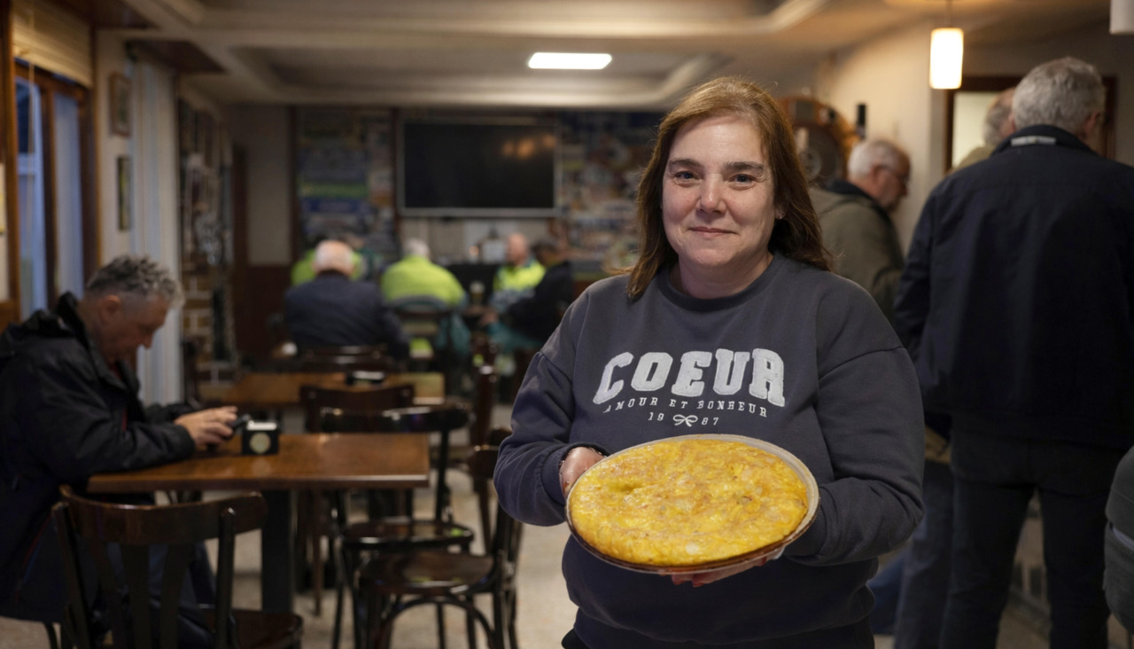 En la Cervecería Barral, Manoli Mosquera, con una de sus tortillas