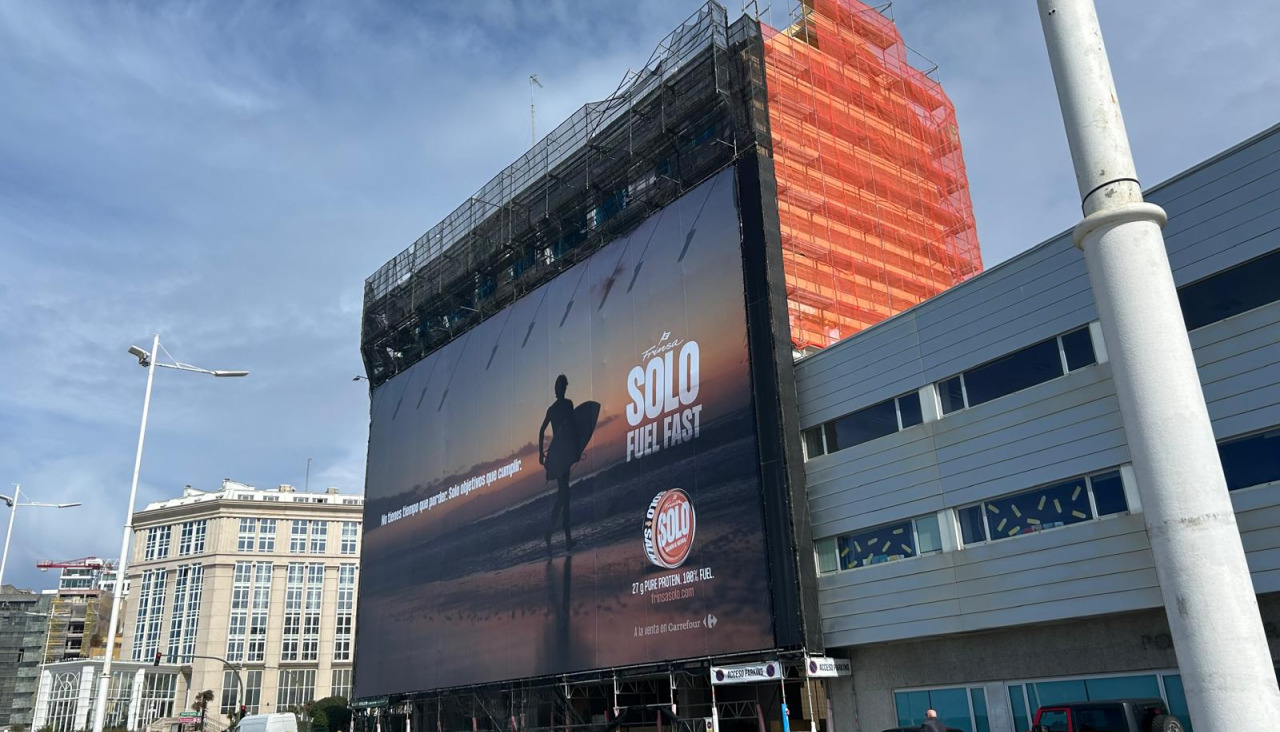 La enorme lona de Frinsa para publicitar su marca SOLO en pleno Paseo Marítimo de A Coruña