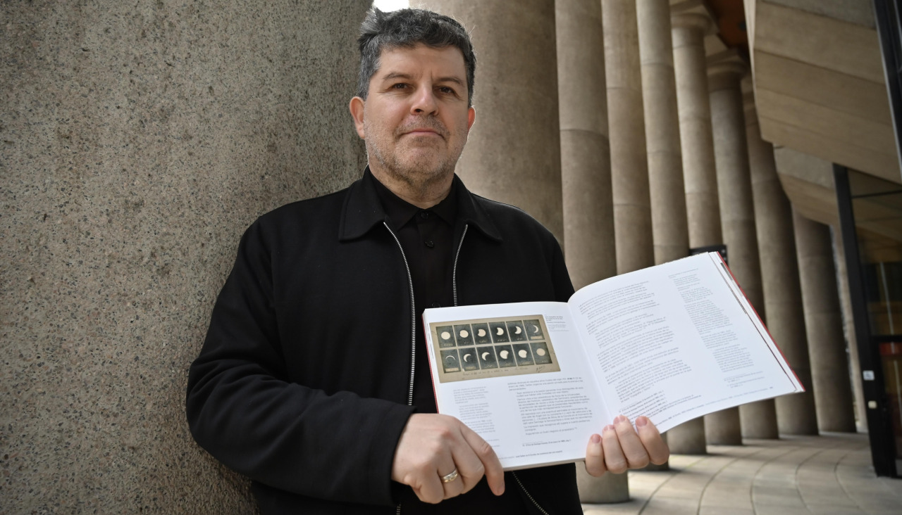Alfredo Sellier, con un libro en el que se muestra la serie de fotos del eclipse de 1912 que pretende recrear