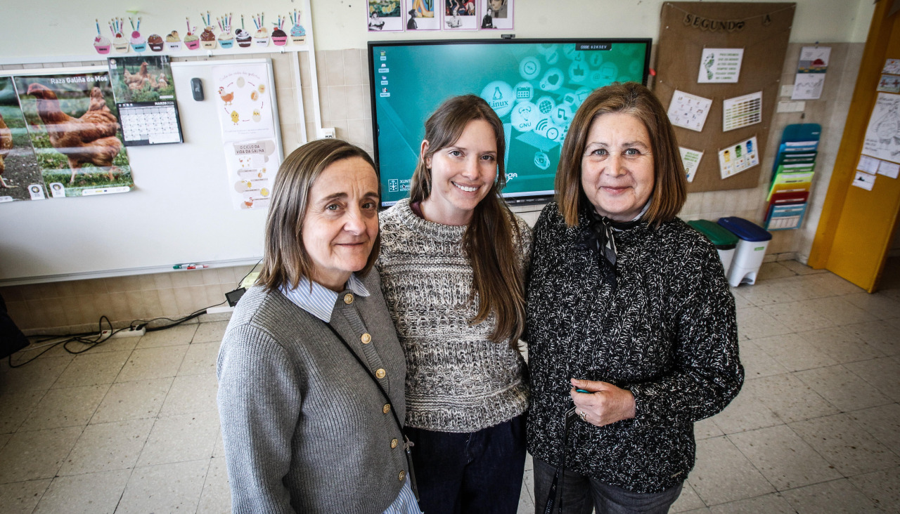 María Belén Ríos, Kristina Medlock y Carmen Franco, ayer, en una de las aulas del CEIP Víctor López Seoane