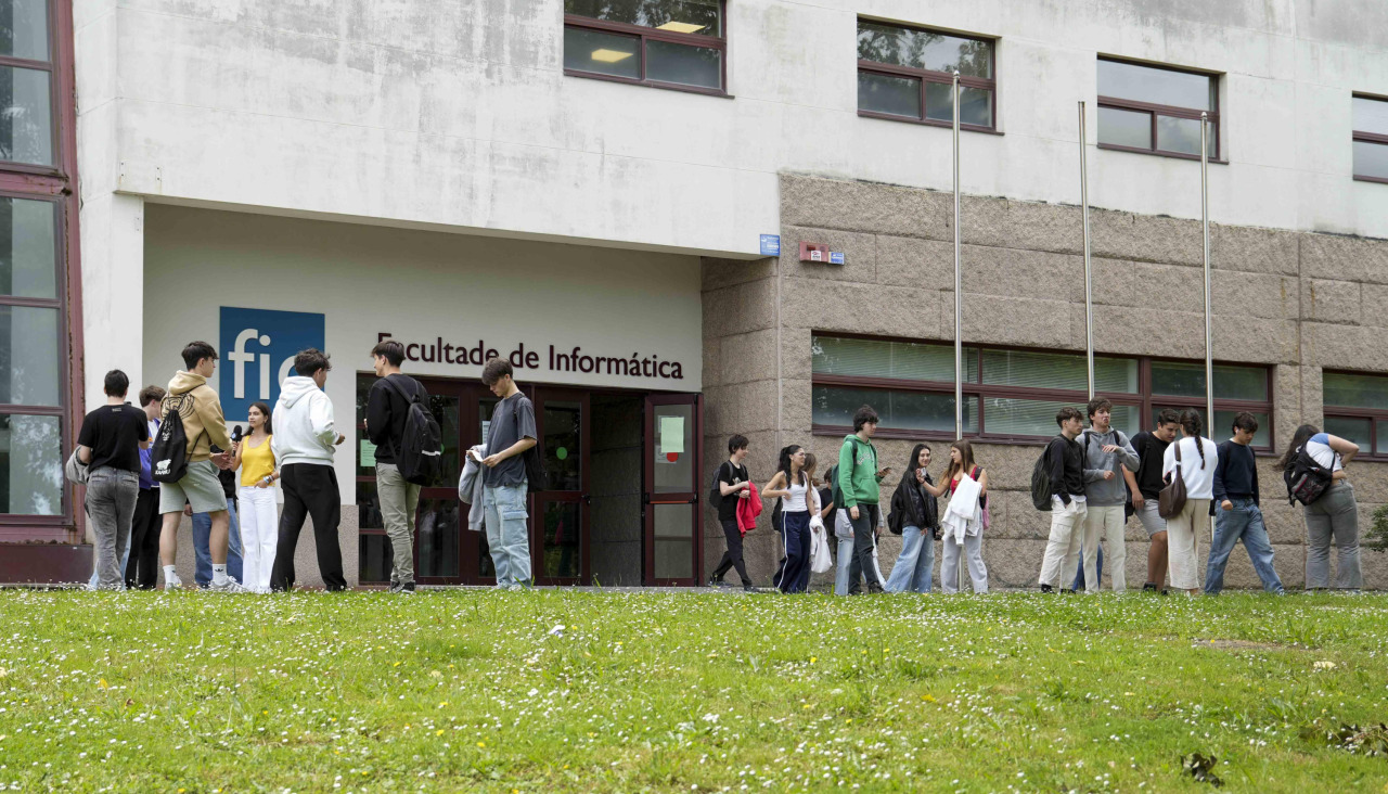 Estudiantes de la UDC, a las puertas de Informática