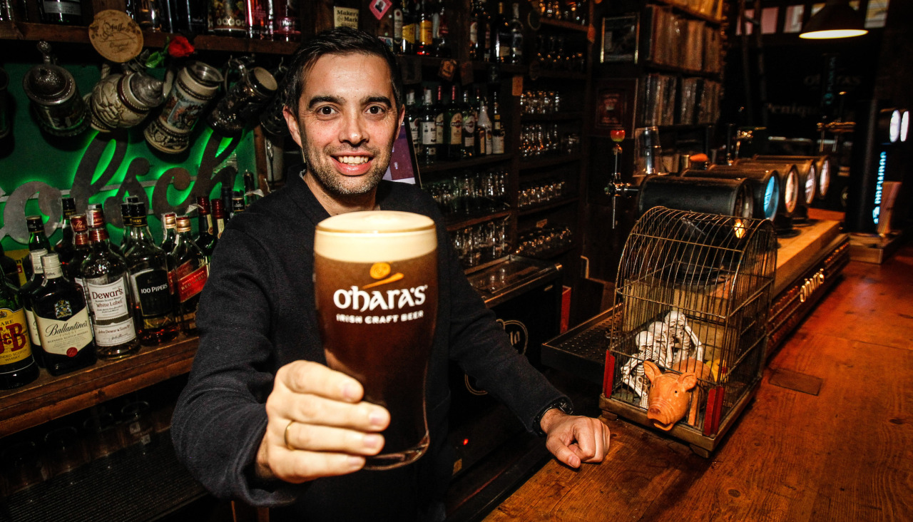 Alfonso Pequeño, tirando una pinta en Penique bar