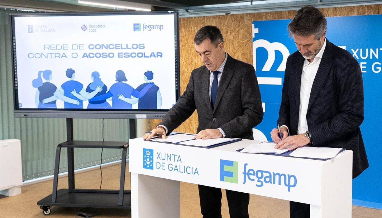 Xunta y Fegamp firman el acuerdo para implantar la red de ayuntamientos contra acoso escolar y fomentar la coordinaciónEl conselleiro de EducaciÃ³n, Ciencia, Universidades e FP, RomÃ¡n RodrÃ­guez, y el presidente de la FederaciÃ³n Galega de Municipios e Provincias (Fegamp), Alberto Varela, han firmado este miÃ©rcoles el acuerdo para poner en marcha la red de ayuntamientos contra el acoso escolar. Se trata de una red que nace con el objetivo de fortalecer la coordinaciÃ³n entre instituciones para "sensibilizar, prevenir y actuar" ante esta problemÃ¡tica.POLITICA XUNTA