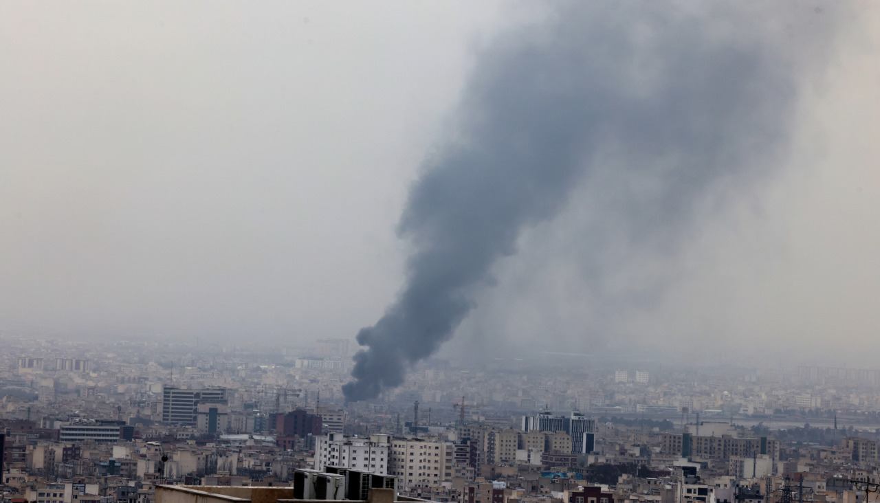 Humo en Teherán tras un bombardeo