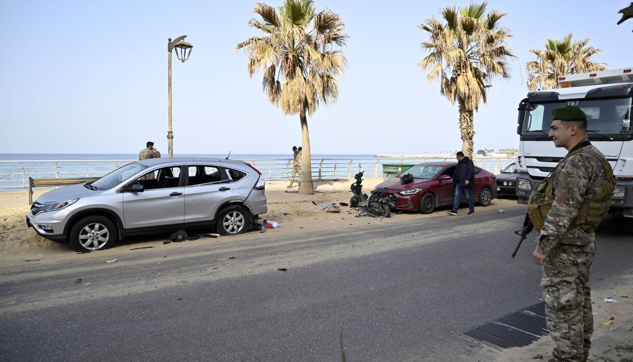 Soldados tras la caída de un dron israelí en Beirut