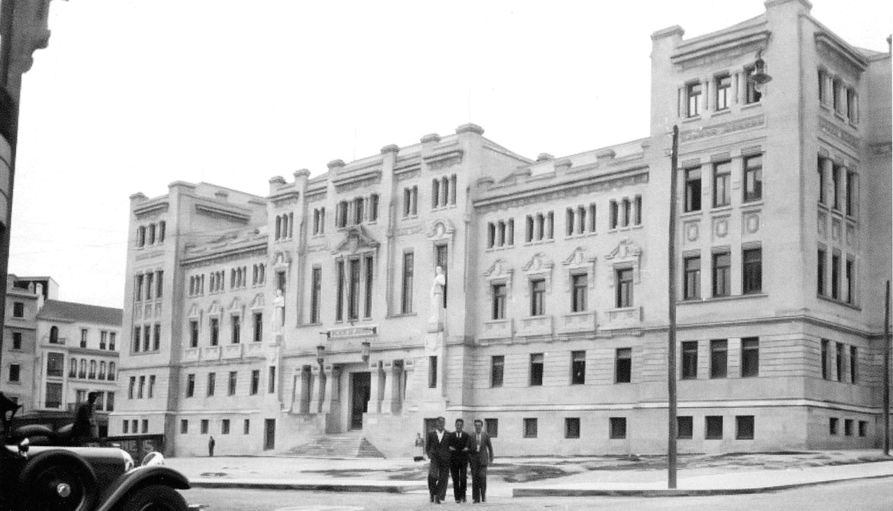 El Palacio de Justicia, recién terminado, en una imagen de los años treinta; abajo, proyecto de decoración en los planos originales de Julio Galán