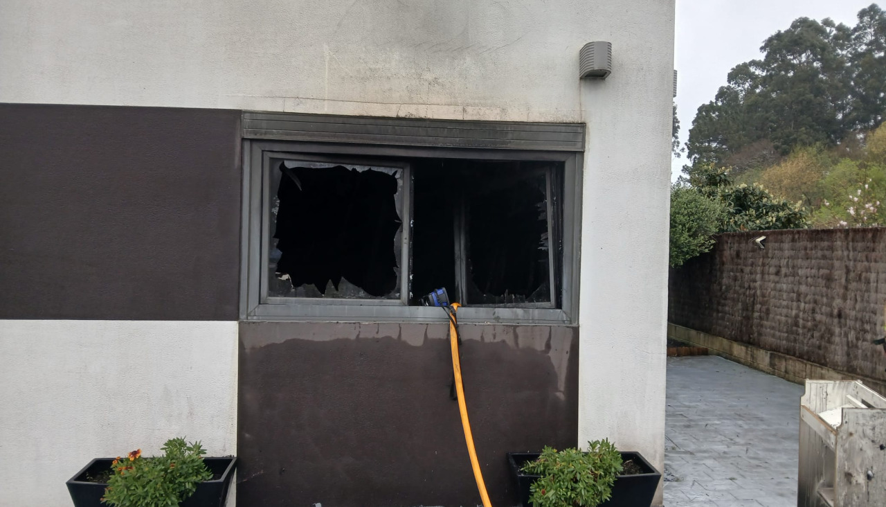 Incendio casa en Mera