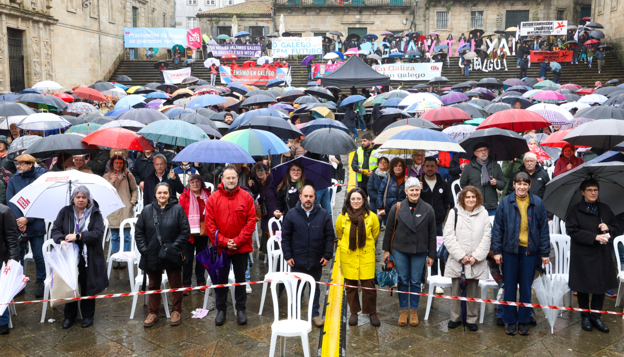 La plataforma ciudadana Queremos Galego ha celebrado este sábado una asamblea en la Praza da Quintana