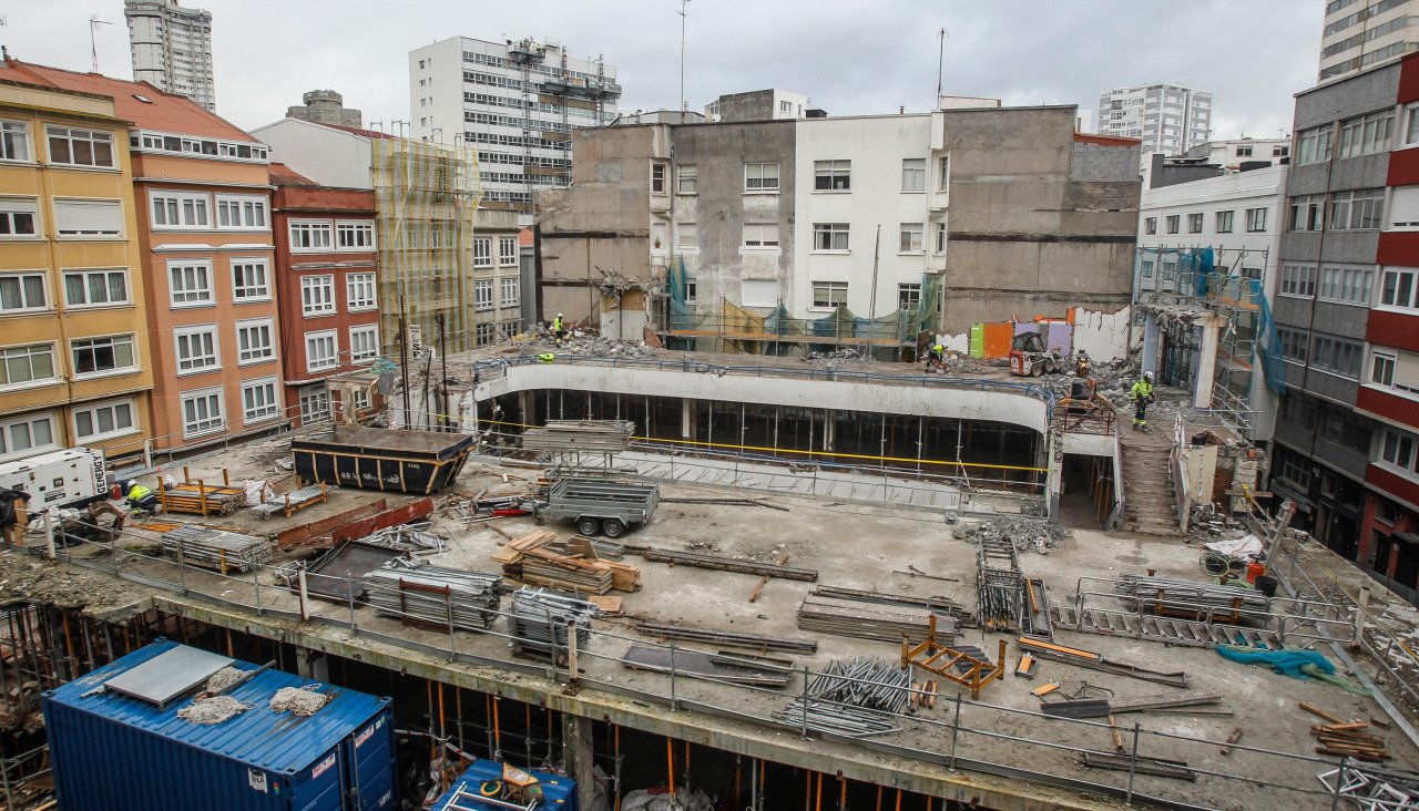 Obras de demolición del mercado de Santa Lucía, en A Falperra