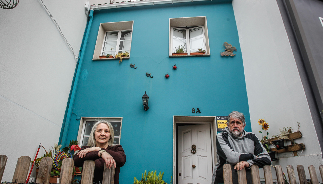Los propietarios de la singular casa en una de las plazas más céntricas de Cambre