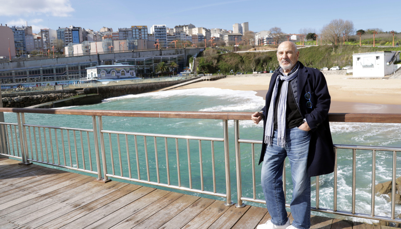 Manolete, con la playa de San Amaro a su espalda