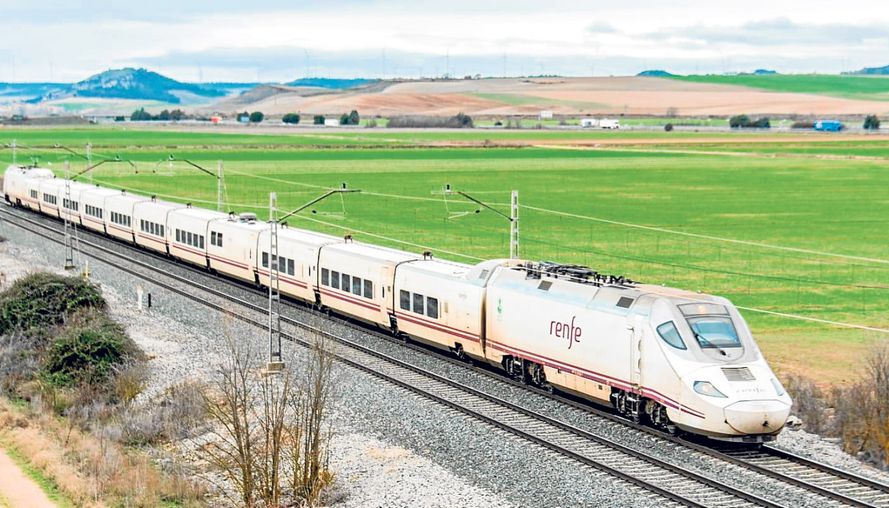 Alvia A Coruña-Barcelona, a su paso por Castilla, entre las provincias de Palencia y Burgos