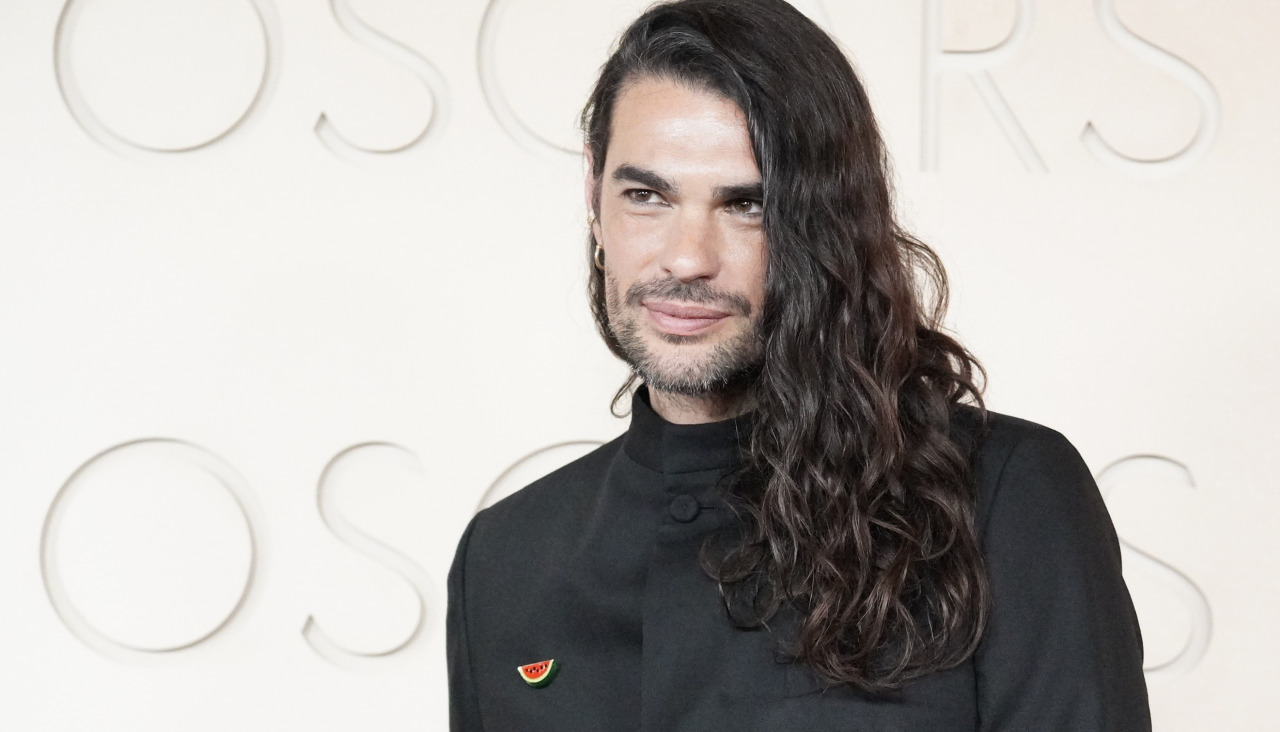 El director y guionista Óliver Laxe posa en la alfombra roja durante la 98º edición de los premios Óscar este domingo, en el Teatro Dolby de Los Ángeles (Estados Unidos)