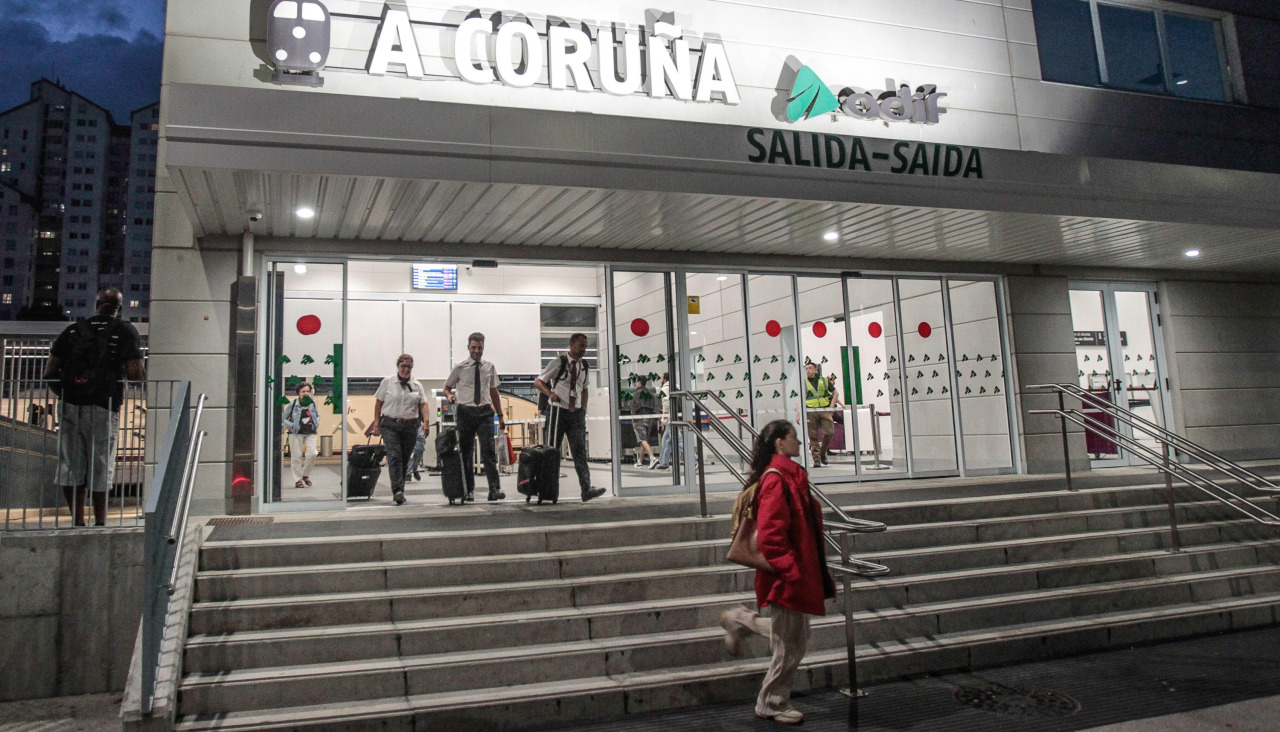 Viajeros y tripulantes, salen de las instalaciones de la estación de tren de A Coruña