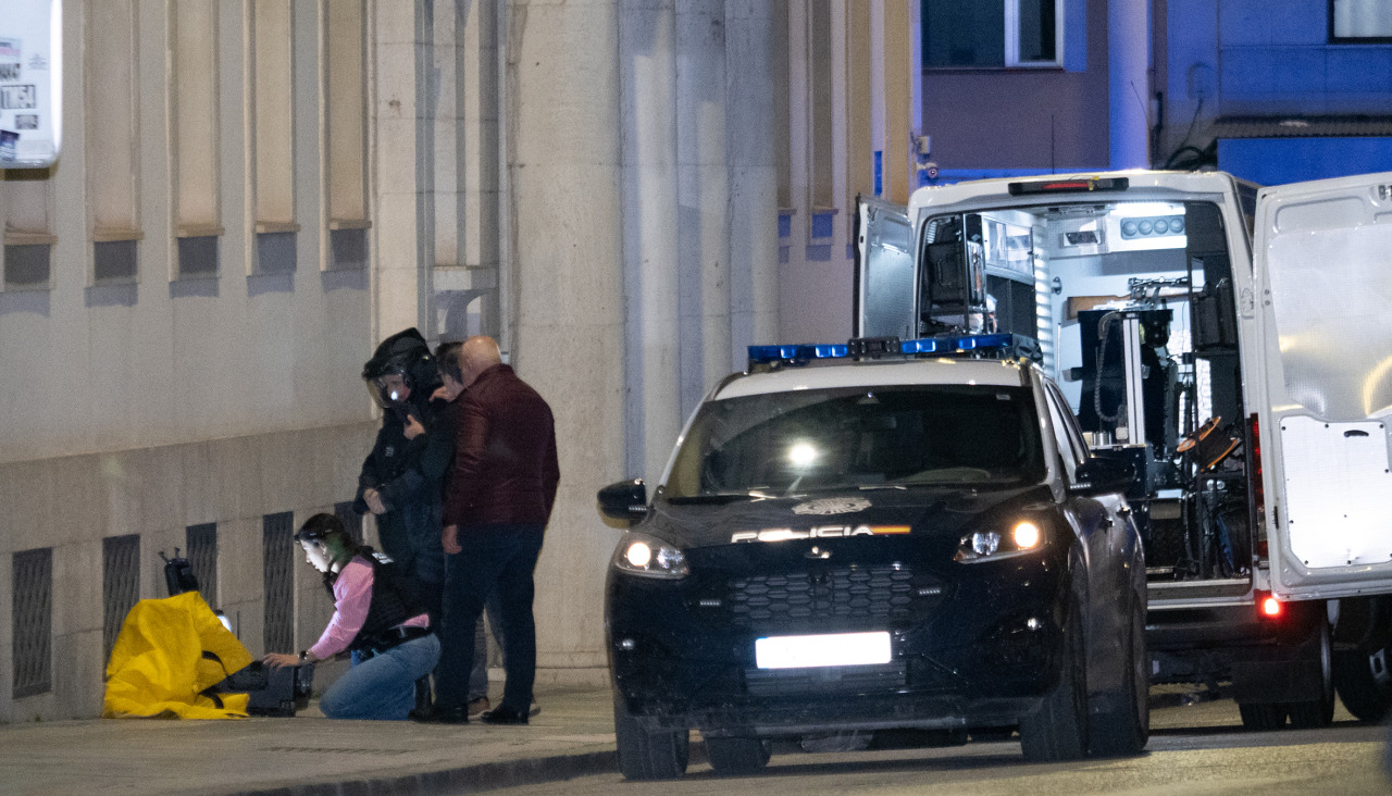 CUENCA, 16/03/2026.- La Policía Nacional ha acordonado el centro de Cuenca por la aparición de una mochila abandonada junto el edificio de la Subdelegación del Gobierno en la provincia. Como medida de precaución, la Policía Nacional ha procedido a acordonar parte del centro de Cuenca, en el que se encuentra el edificio, y se ha impedido el paso de peatones y vehículos a la zona, lo que está afectando al tráfico, también a los autobuses del transporte urbano. EFE/Álvaro del Olmo