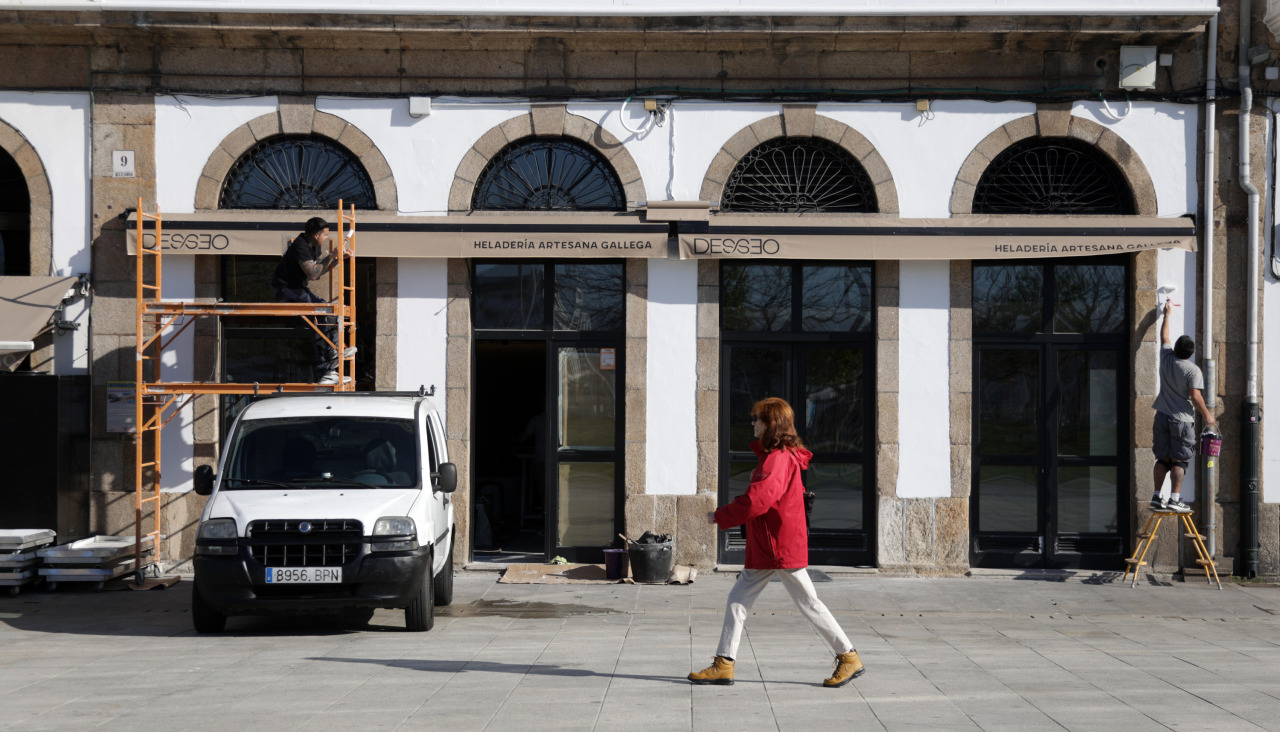 Varios operarios trabajan en los últimos retoques de Desseo