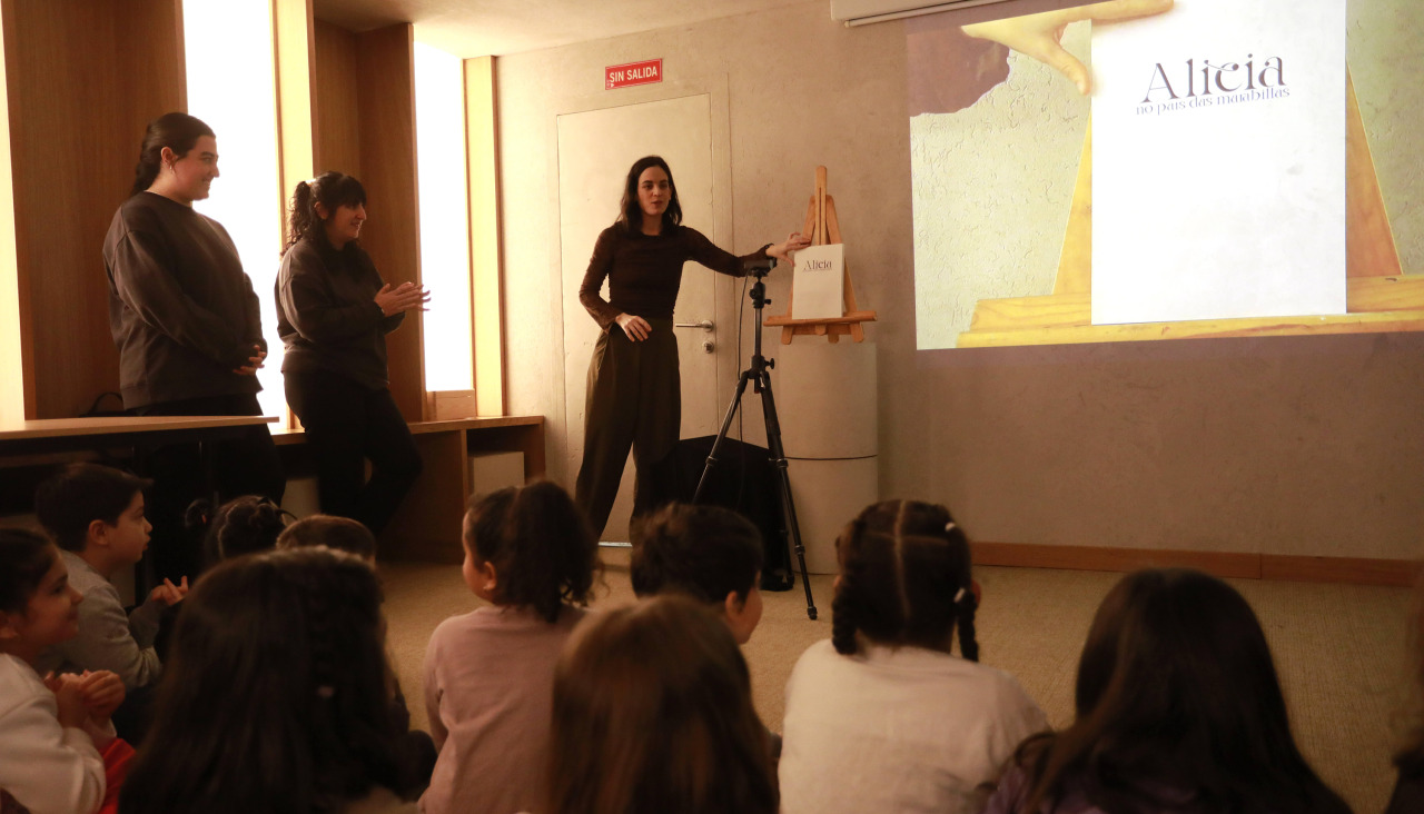 Los niños del colegio Wenceslao Fernández Flórez participan en uno de los talleres de la Fundación MOP