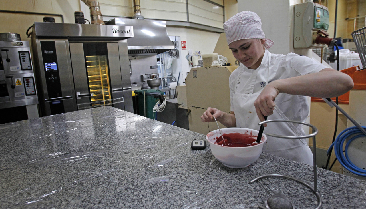 Elaboraciones en la confitería Naya, en Vilaboa