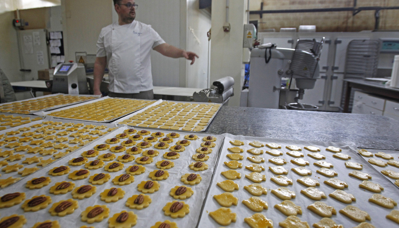Pastas de té antes de entrar al horno en la confitería