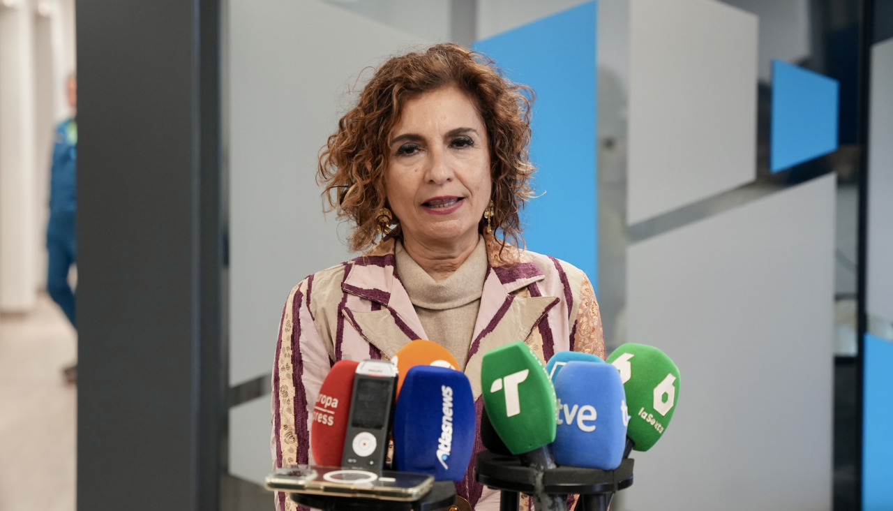 La vicepresidenta primera del Gobierno, MarÃ­a JesÃºs Montero, atiende a los medios en las instalaciones de Moeve en Palos de la Frontera (Huelva).EDUARDO BRIONES/EUROPA PRESS06/03/2026
