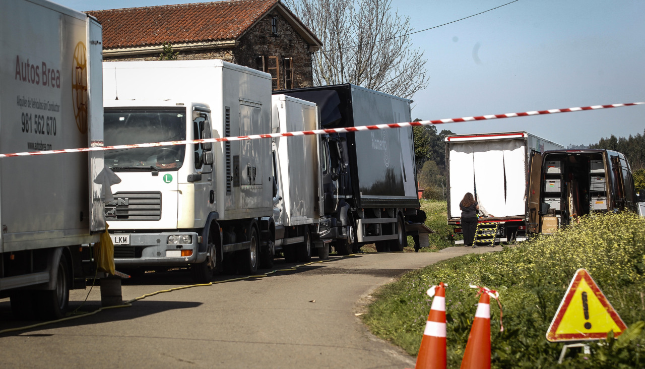 Vehículos y equipos del rodaje de 'Lobo' en Viós